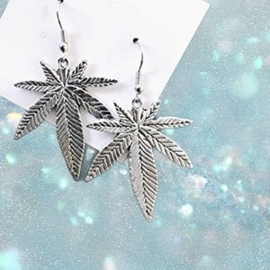 Maryjane leaf earrings 💚🌿💚